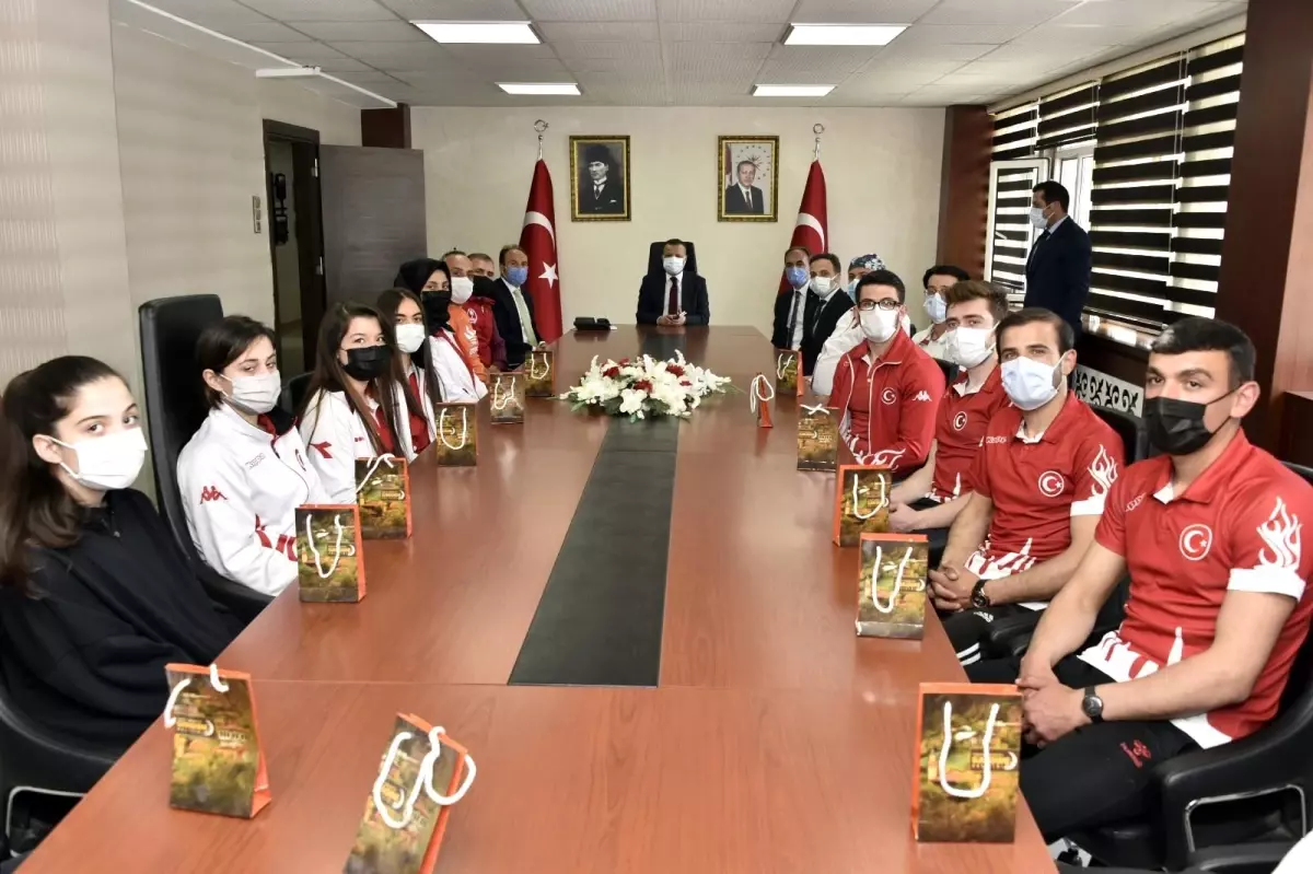 Gümüşhane Valisi Taşbilek, milli sporcuları kabul etti