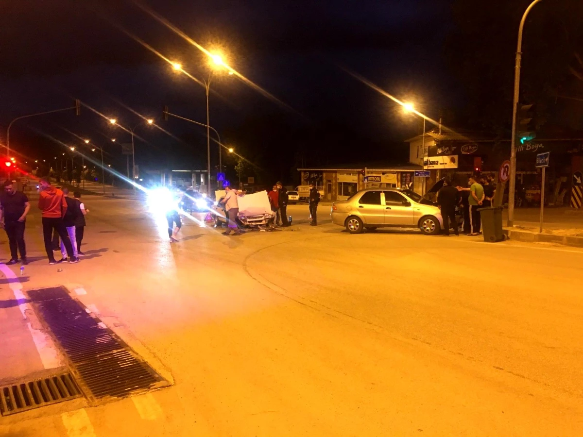 Osmaneli\'nde iki otomobil çarpıştı: 1 yaralı