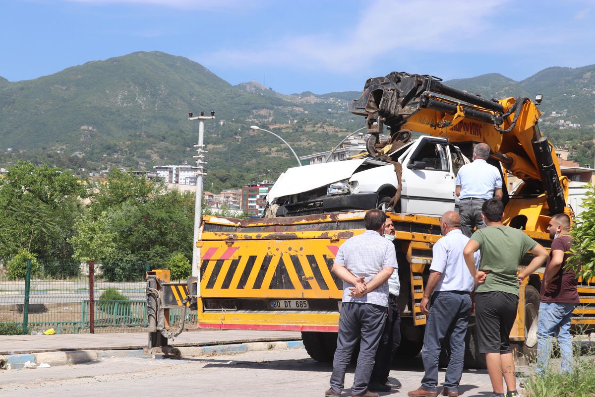 Osmaniye\'de dere yatağına devrilen otomobildeki 2 kişi yaralandı