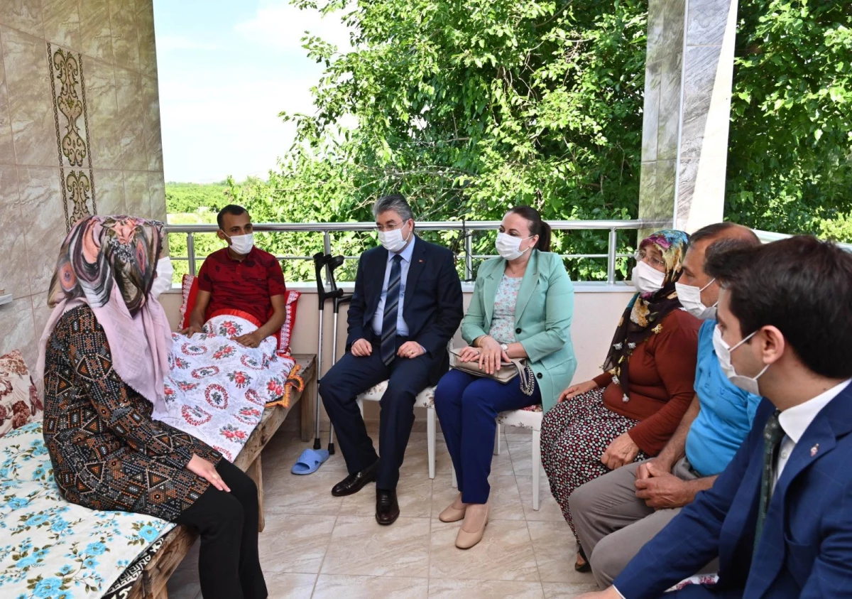 Osmaniye Valisi Erdinç Yılmaz, yaralı askeri evinde ziyaret etti