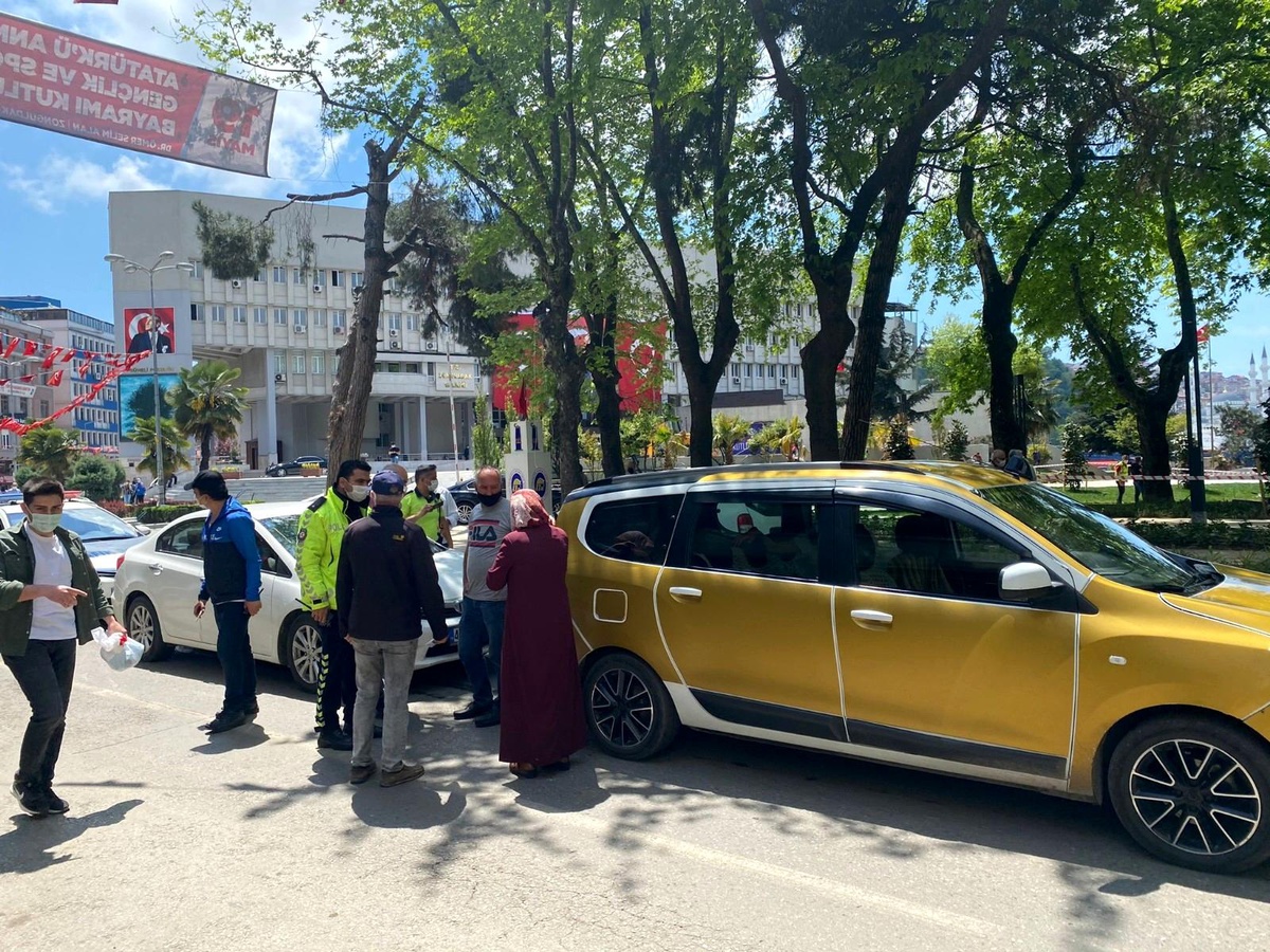 Otomobil ticari taksiye çarptı