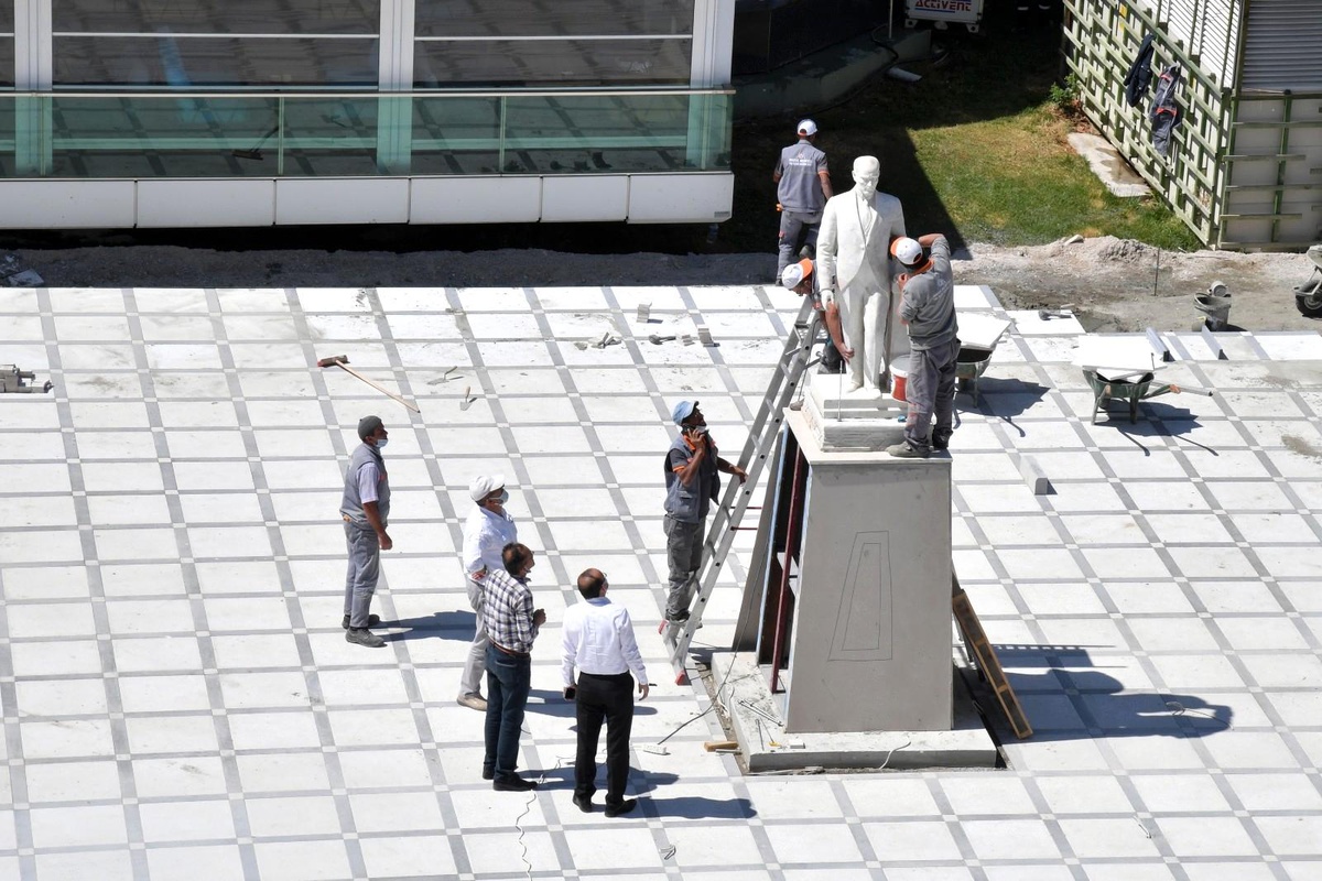 Otopark çalışmasının ardından Atatürk büstü yerine konuldu