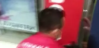 Reklam tabelasının içinden çıkamayan yavru kedi kurtarıldı