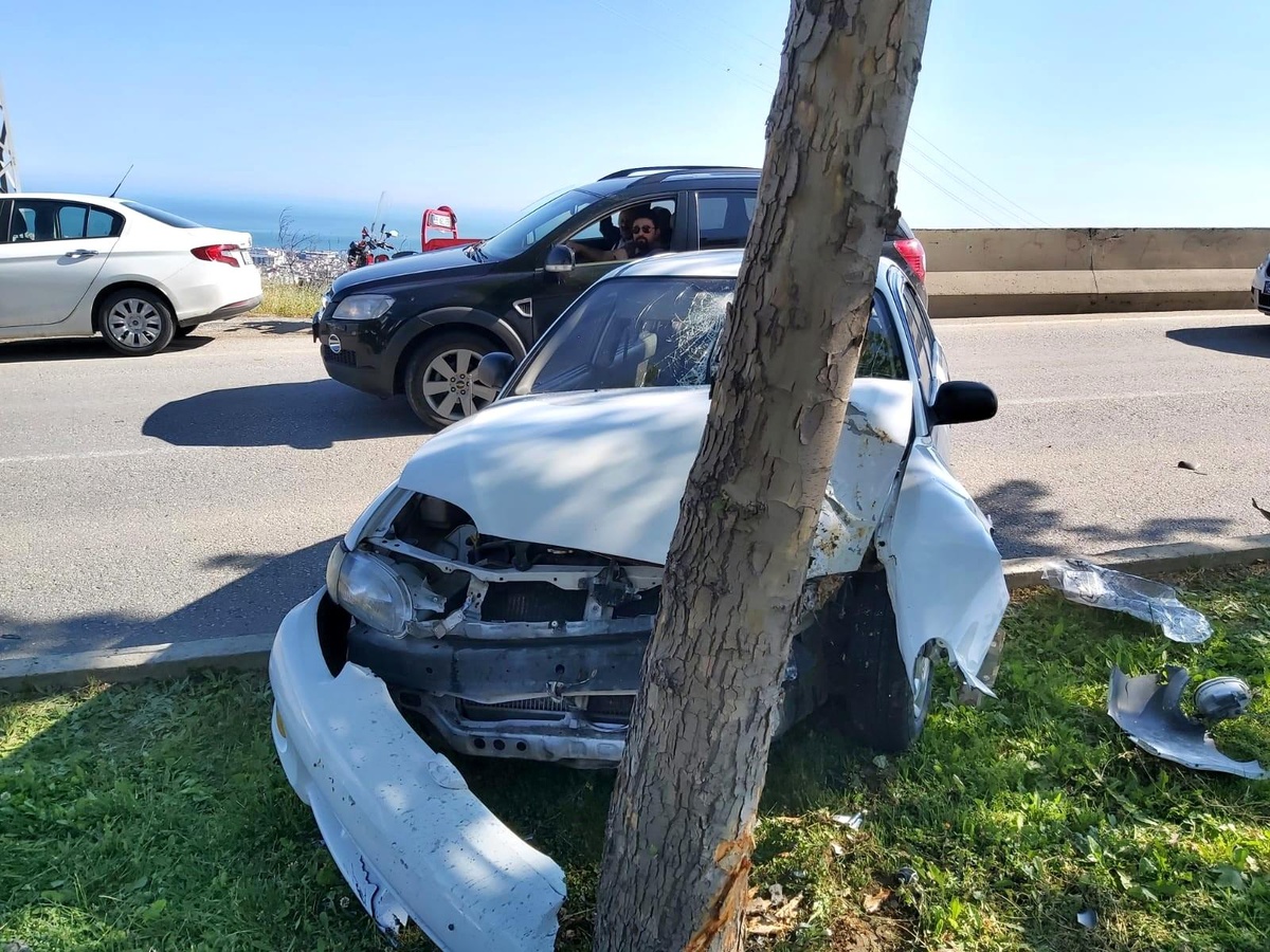 Samsun\'da otomobil ağaca çarptı: 1 yaralı