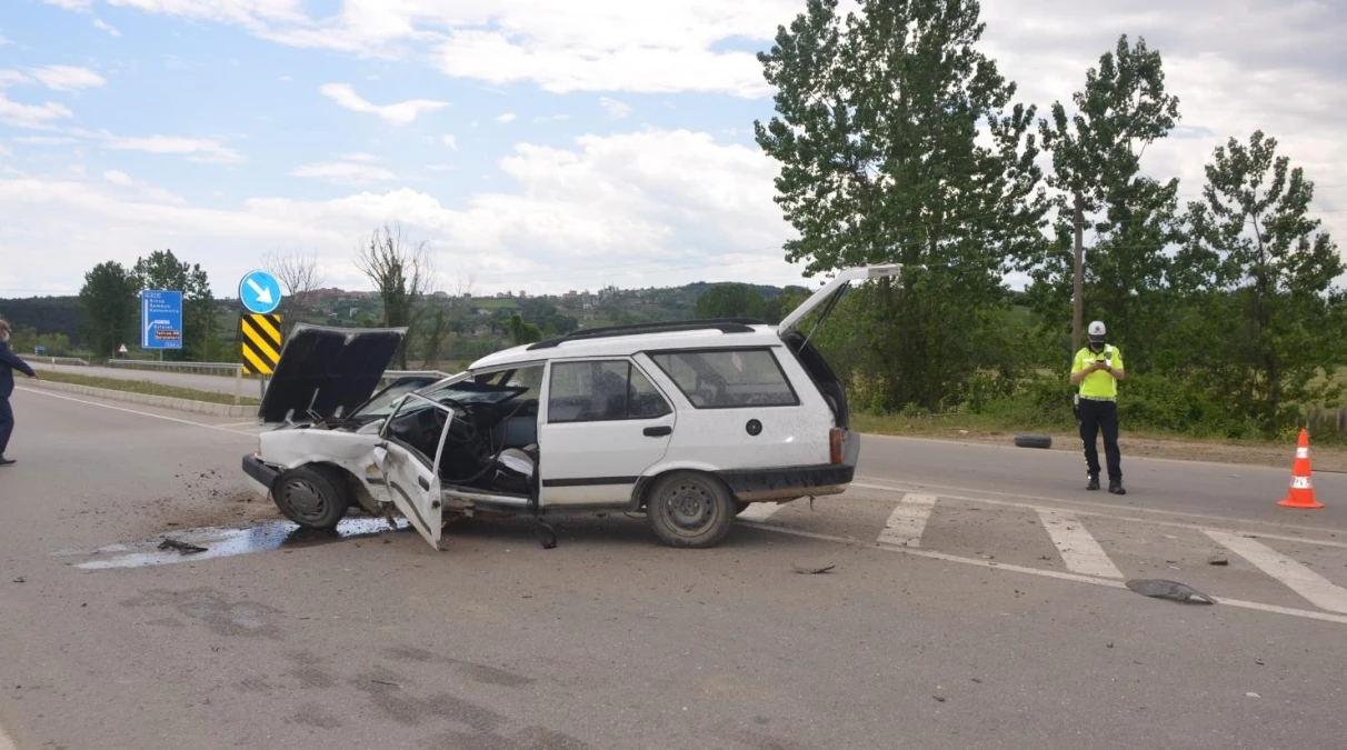 Sinop\'ta iki otomobilin çarpıştığı kazada LPG tankı yola fırladı: 3 yaralı