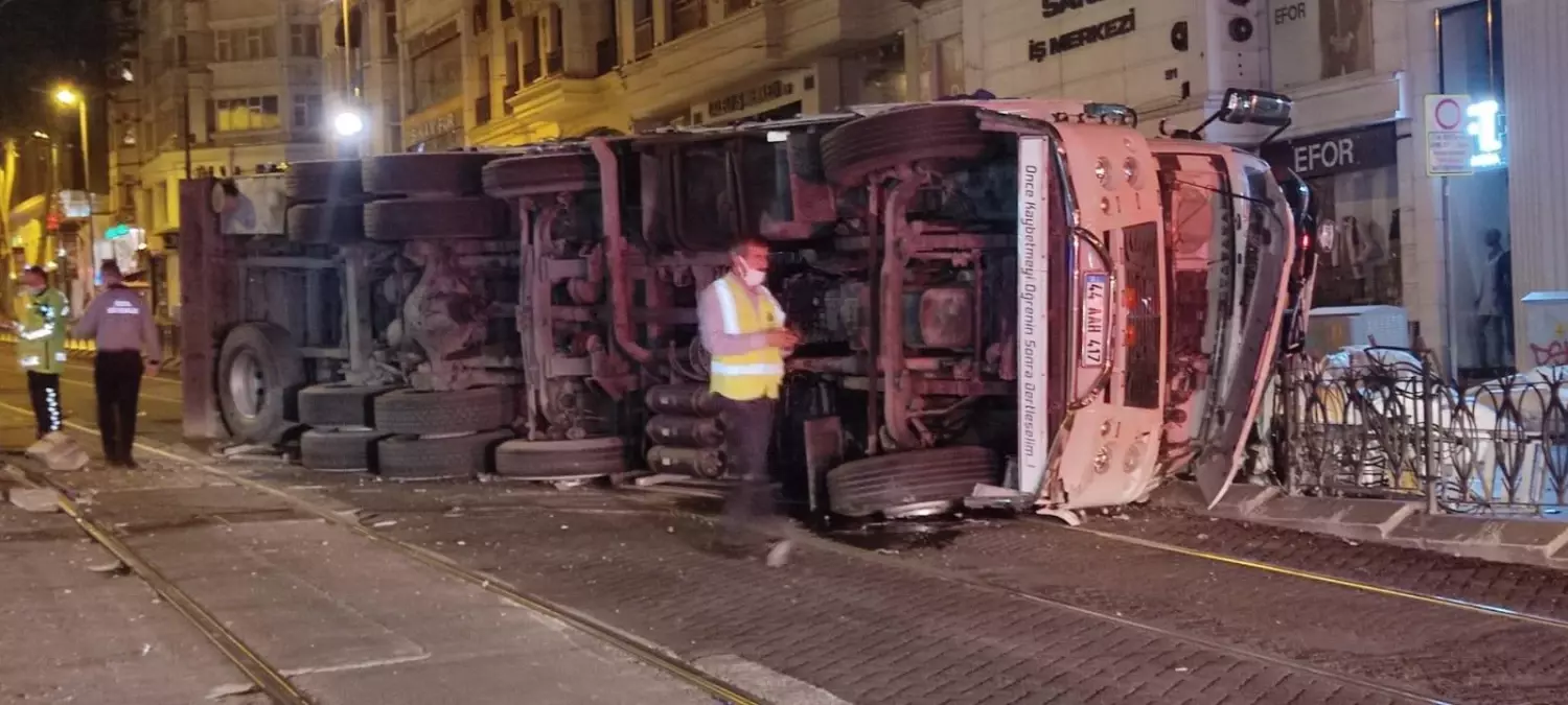 Sürücüsünün hakimiyetini kaybettiği kamyon demir korkuluklara çarparak tramvay yoluna devrildi