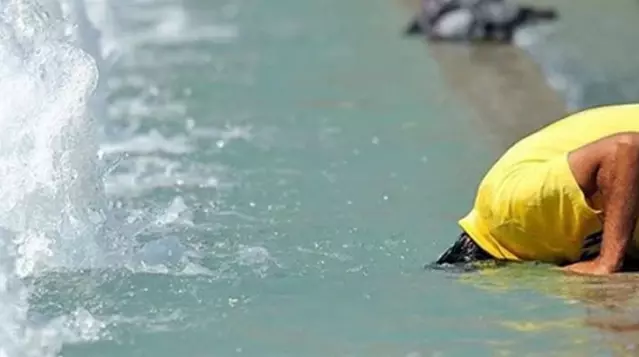 Termometreler 40 dereceyi gördü, vatandaşlar gölgelik alanlara akın etti