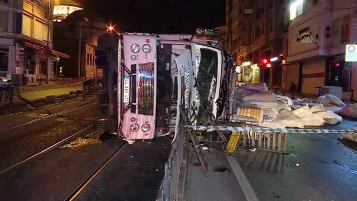 Virajı alamayan kamyon tramvay yoluna devrildi, 1 kişi yaralandı