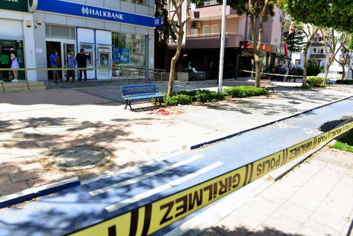Yolda yürürken bacaklarından vuruldu