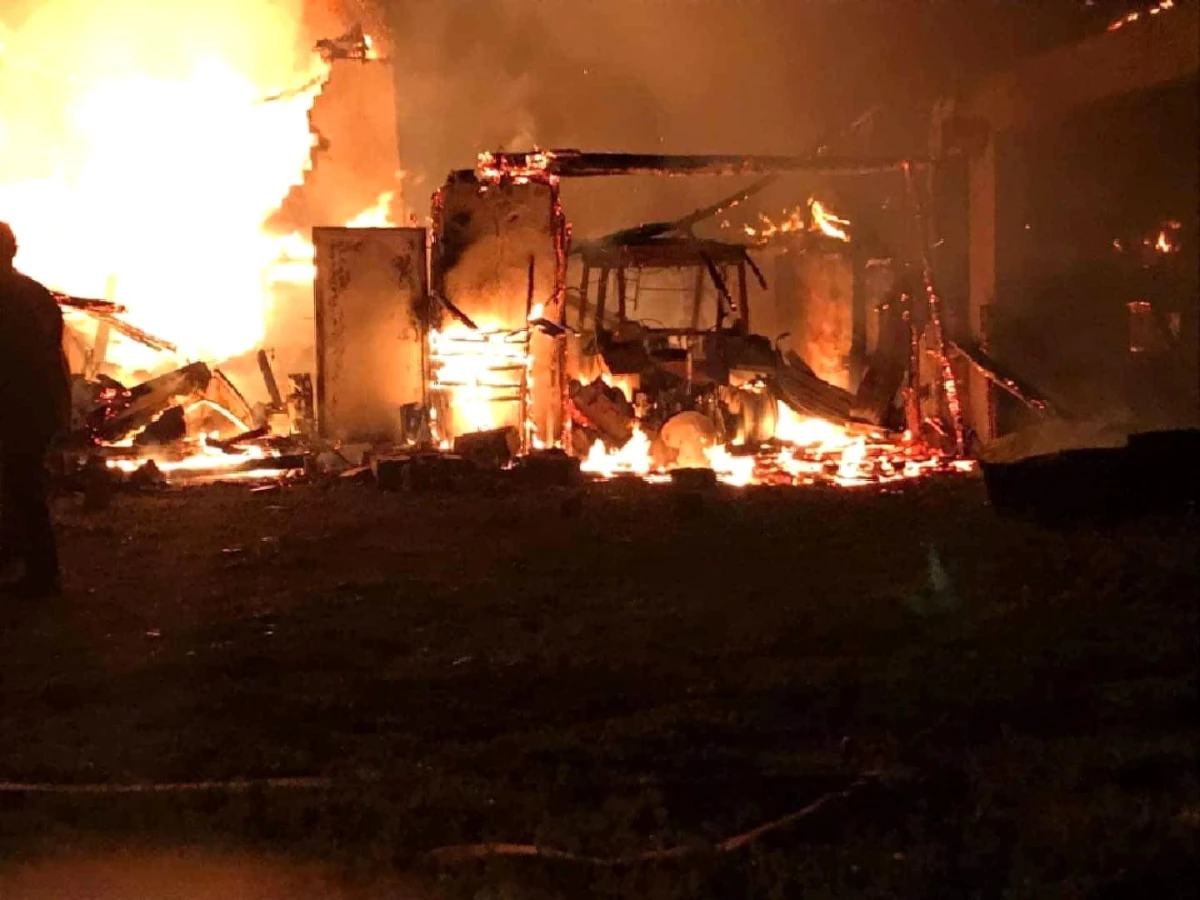 Yozgat\'ta çıkan yangında bir ev, traktör ve araç kullanılamaz hale geldi