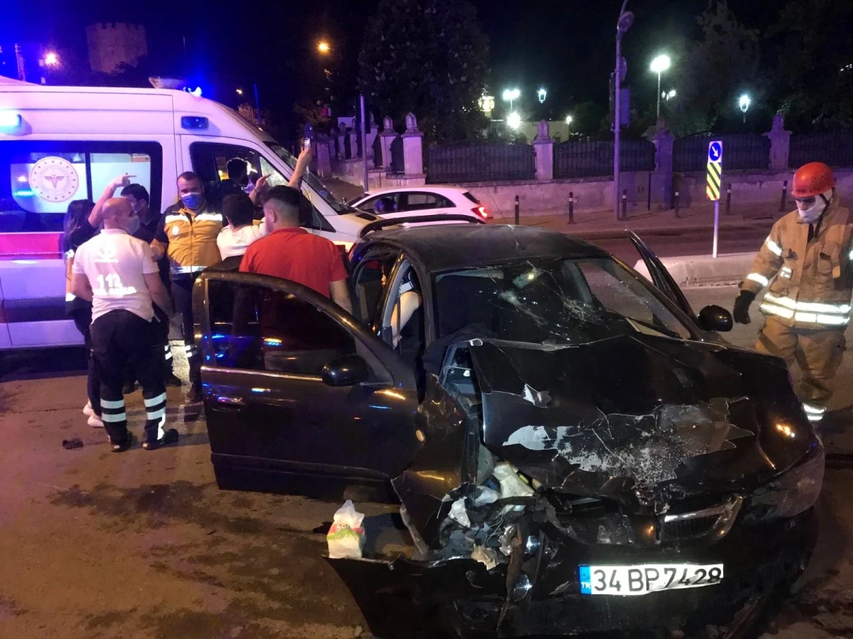 Zeytinburnu\'nda iki otomobil çarpıştı: 4 yaralı