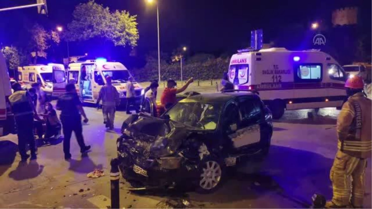Zeytinburnu\'nda iki otomobilin çarpışması sonucu 4 kişi yaralandı