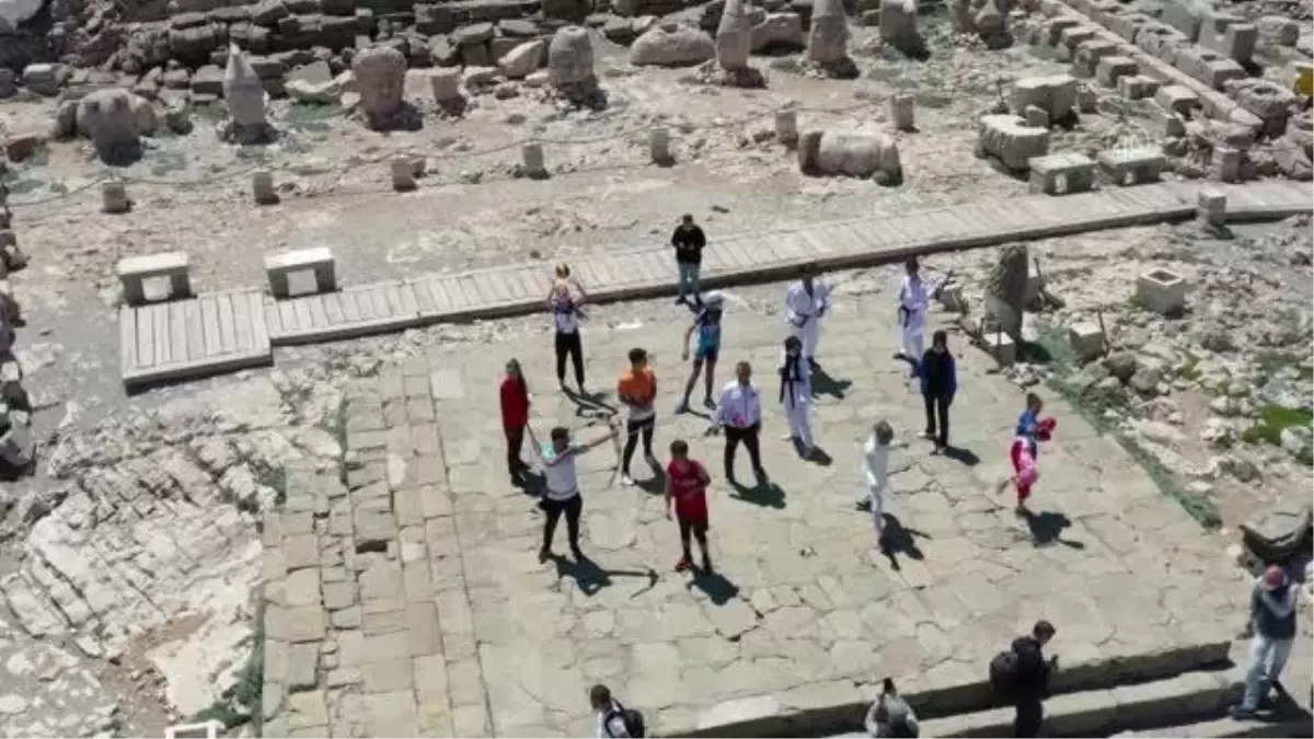 Nemrut Dağı zirvesinde 19 Mayıs kutlaması yapıldı