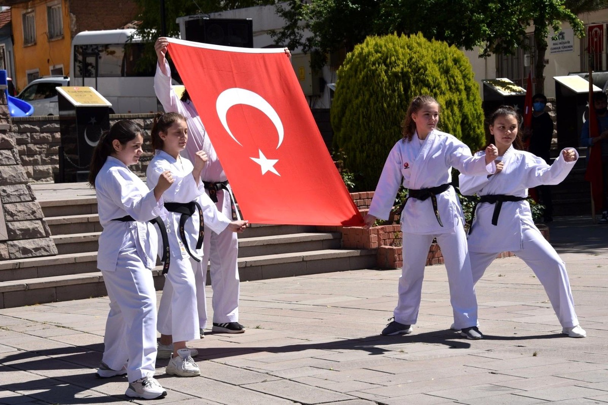 19 Mayıs Gençlik ve Spor Bayramı Bozüyük\'te de coşkuyla kutlandı