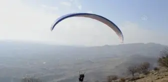 19 Mayıs kutlamaları - Yamaç paraşütleri gökyüzünü renklendirildi