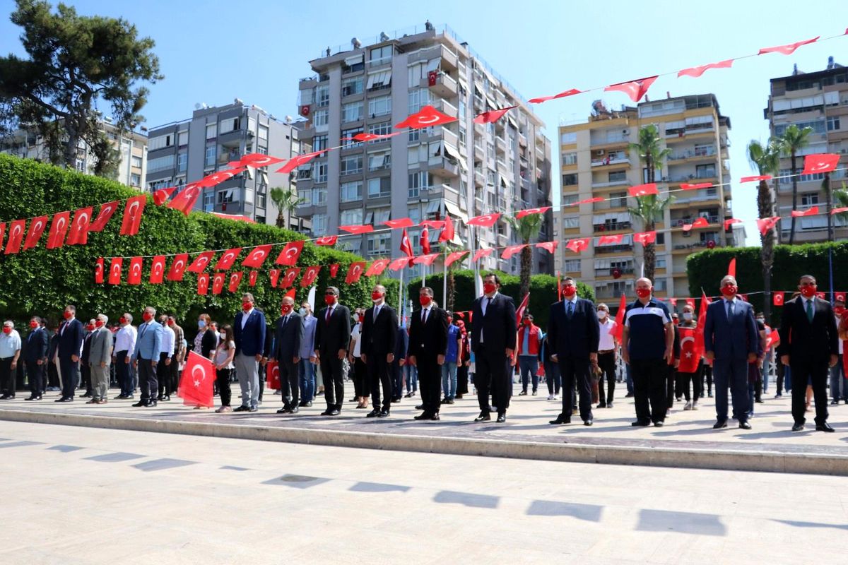 Adana\'da sosyal mesafeli ve maskeli 19 Mayıs kutlaması