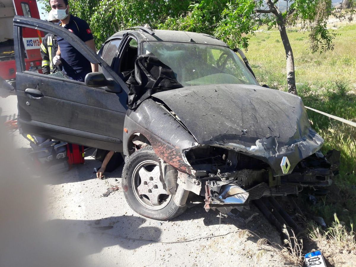 Afyonkarahisar\'da bariyerlere çarpan otomobilin sürücüsü öldü