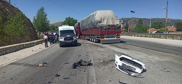 AFYONKARAHİSAR - Tır ile hafif ticari araç çarpıştı: 1 ölü