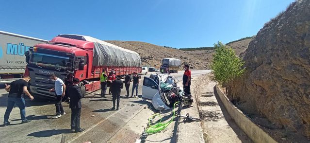 AFYONKARAHİSAR - Tır ile hafif ticari araç çarpıştı: 1 ölü