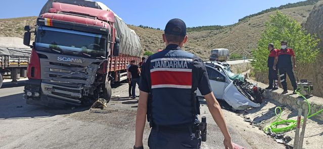 AFYONKARAHİSAR - Tır ile hafif ticari araç çarpıştı: 1 ölü