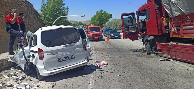 AFYONKARAHİSAR - Tır ile hafif ticari araç çarpıştı: 1 ölü