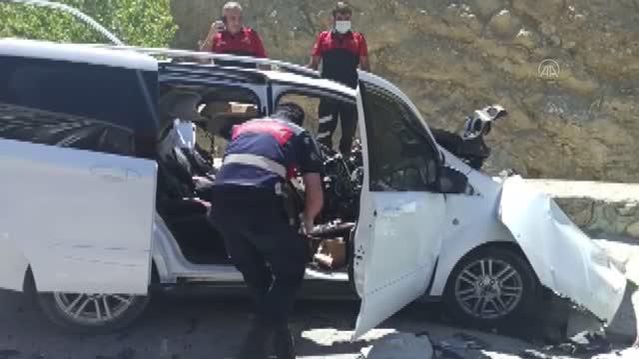 AFYONKARAHİSAR - Tır ile hafif ticari araç çarpıştı: 1 ölü