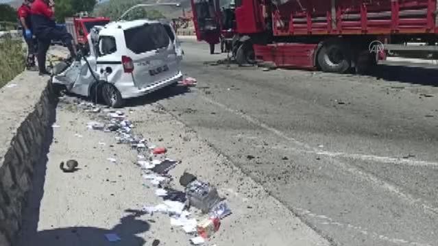 AFYONKARAHİSAR - Tır ile hafif ticari araç çarpıştı: 1 ölü