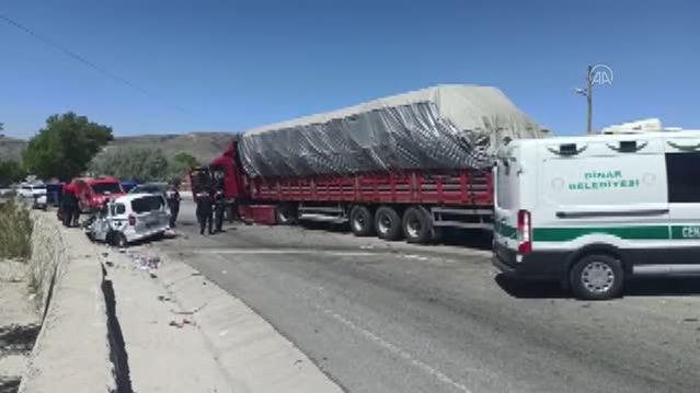 AFYONKARAHİSAR - Tır ile hafif ticari araç çarpıştı: 1 ölü