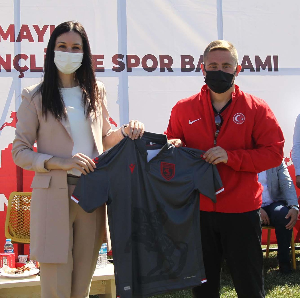 AK Parti\'li Karaaslan Samsun\'da 19 milli sporcu ile buluştu