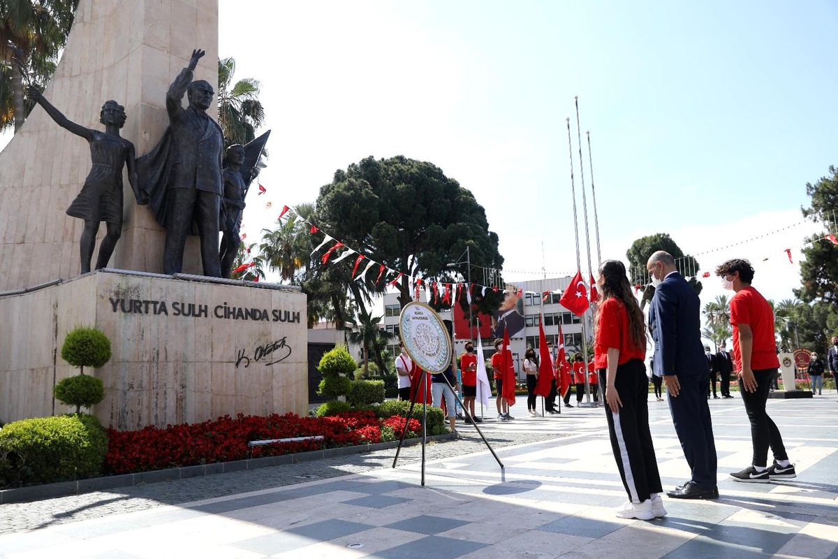 Alanya\'da 19 Mayıs töreni korona gölgesinde yapıldı