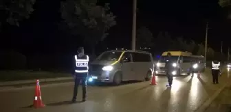 Alkollü sürücü 'dur' ihtarına uymadı, otomobili polislerin üzerine sürdü