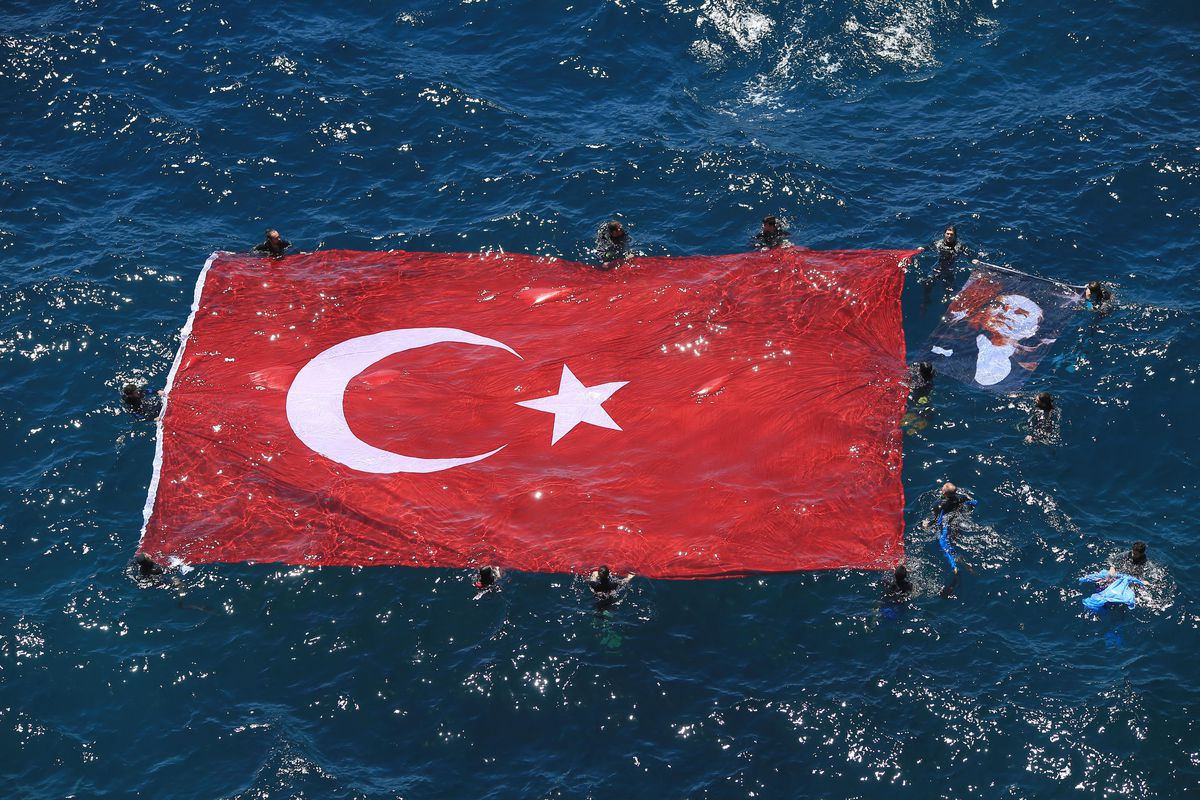 Antalya\'da dalgıçlar tarafından denizde dev bir Türk bayrağı açıldı, teknelerle kortej oluşturuldu