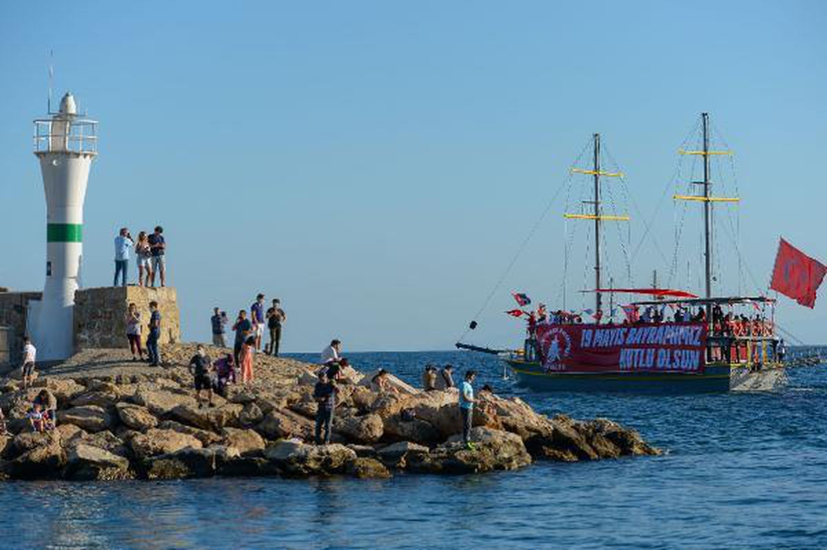 Antalya\'da denizde ve karada İstiklal Marşı okundu