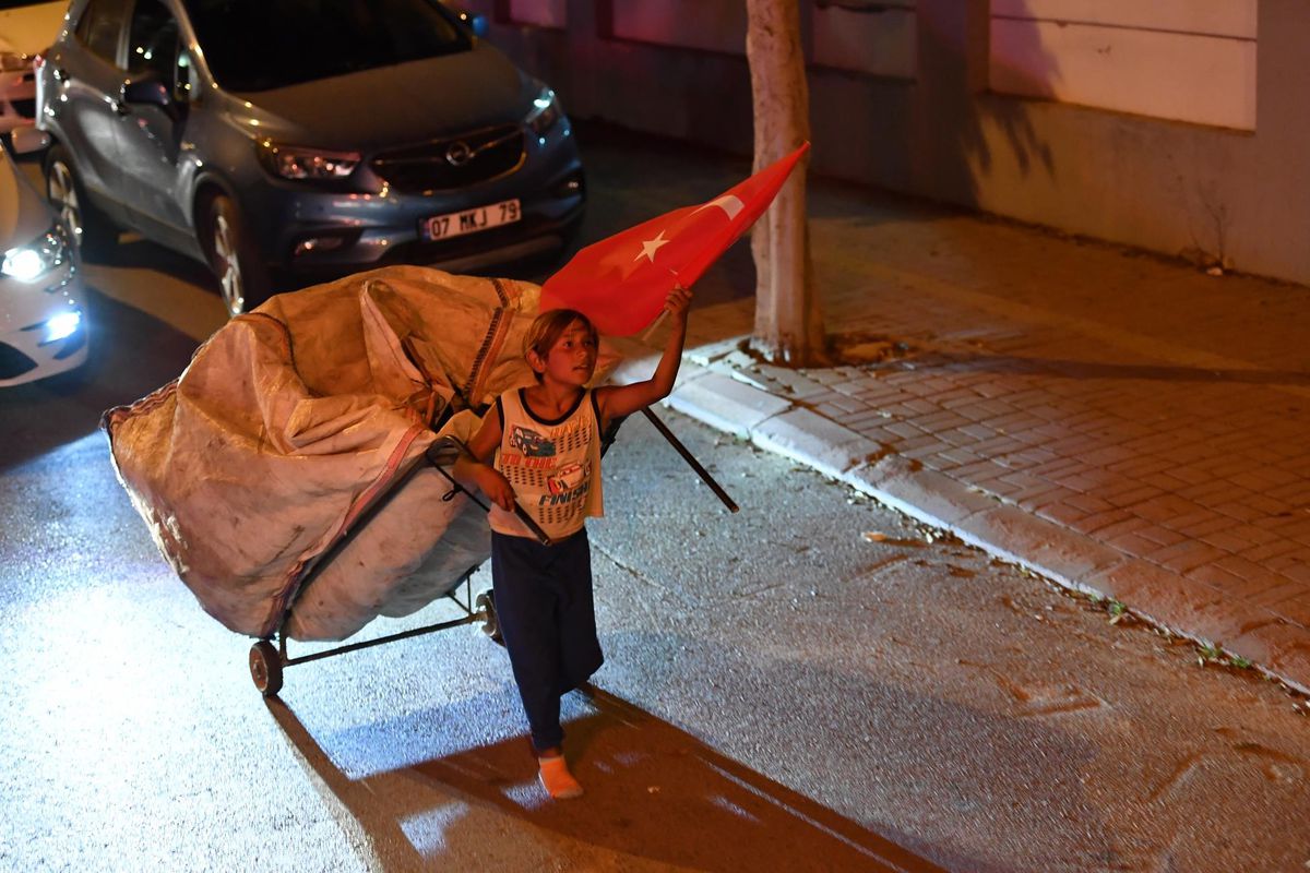 Antalya\'da kağıt toplayan çocuk, elinde bayrakla kortej tırının peşinden koştu
