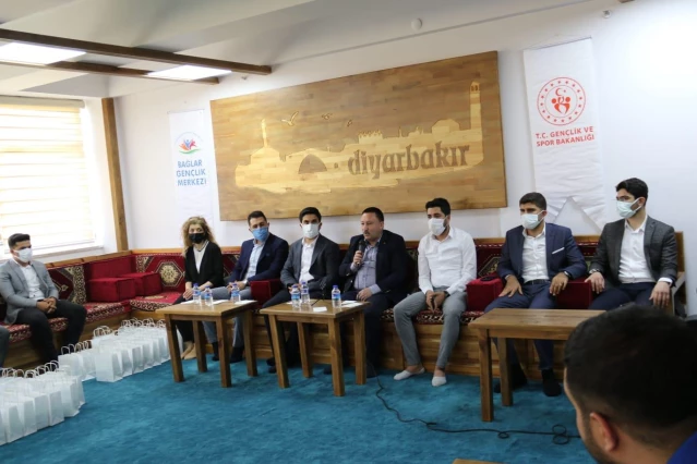 Bağlar Belediye Başkanı Hüseyin Beyoğlu, gençlerle bir araya geldi