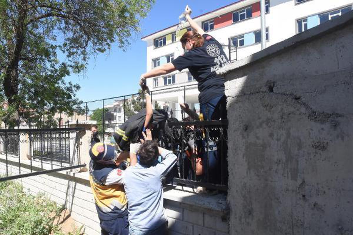 Bahçe duvarından atlarken düşen çocuğun koluna korkuluk demiri saplandı