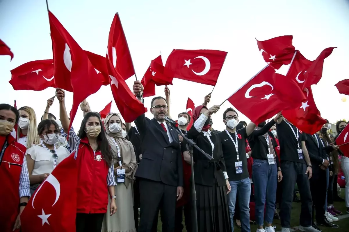 Bakan Kasapoğlu, gençler ile bir araya gelerek İstiklal Marşı\'nı okudu