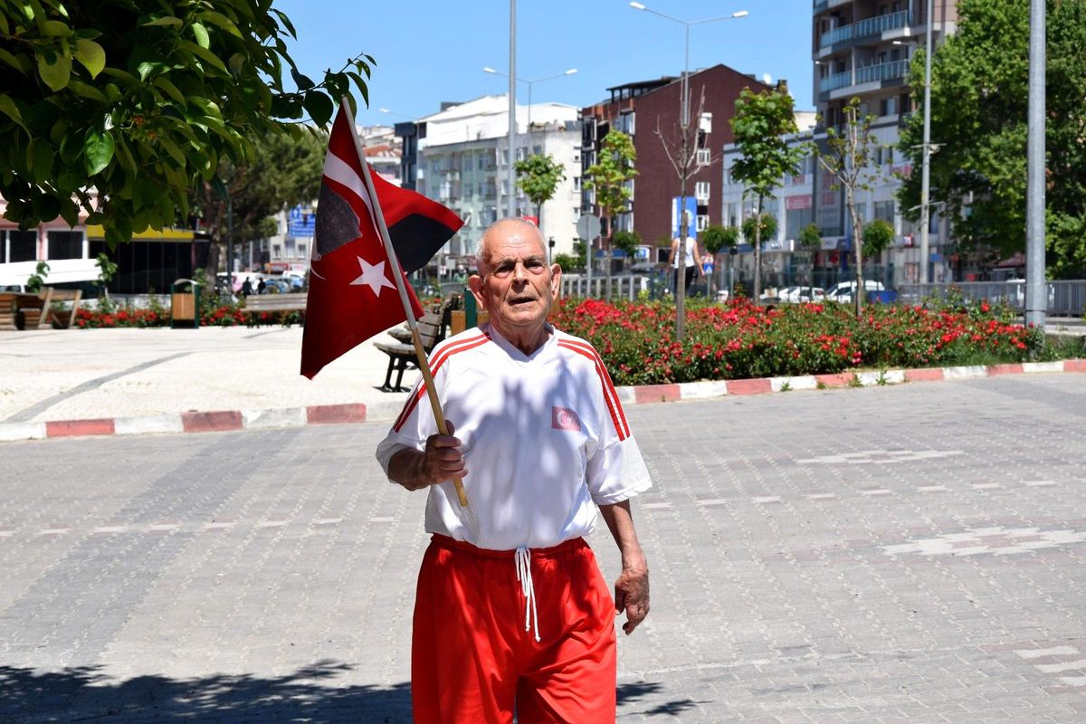 Balkan Şampiyonu Selman dede elinde Türk bayrağıyla koştu