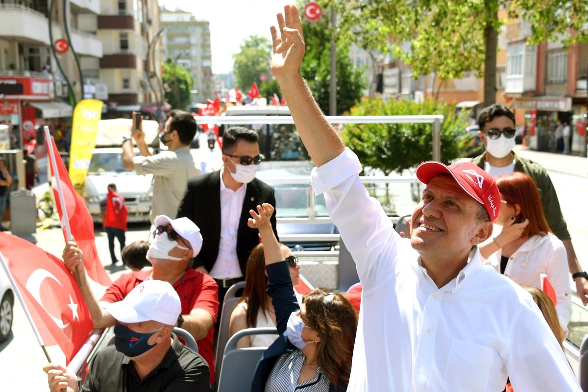 Başkan Seçer, konvoy yapıp halkın bayramını kutladı