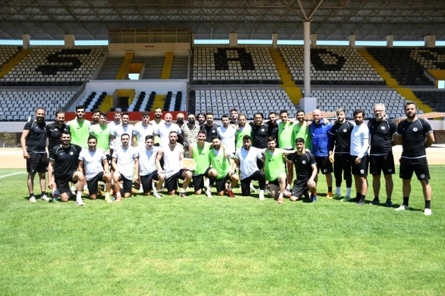 Başkan Vekili Özer'den Kuşadası Gençlik Spor'a baklava dopingi