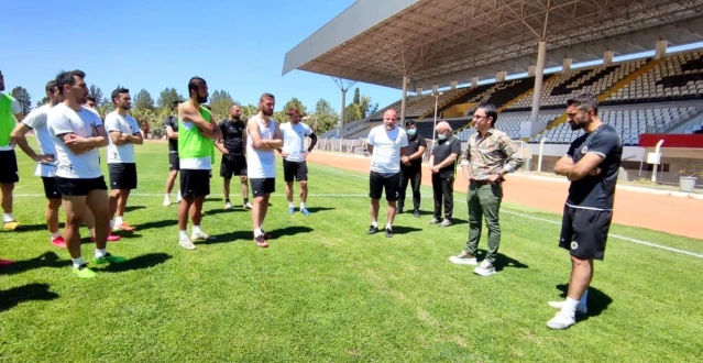 Başkan Vekili Özer'den Kuşadası Gençlik Spor'a baklava dopingi
