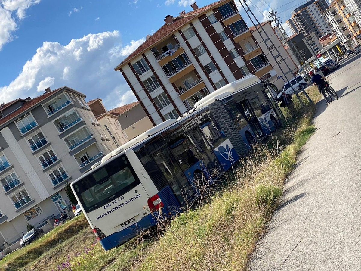 Başkent\'te EGO otobüsü ile otomobil çarpıştı: 5 yaralı