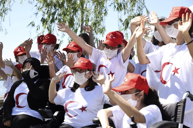 Engelli öğrencilerden 19 Mayıs bayrak koşusu