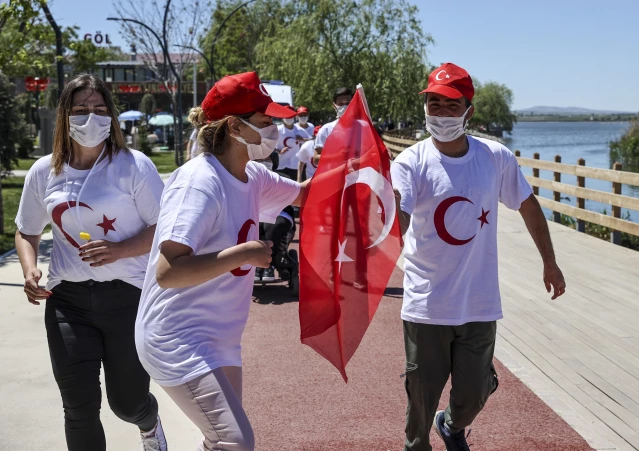 Engelli öğrencilerden 19 Mayıs bayrak koşusu