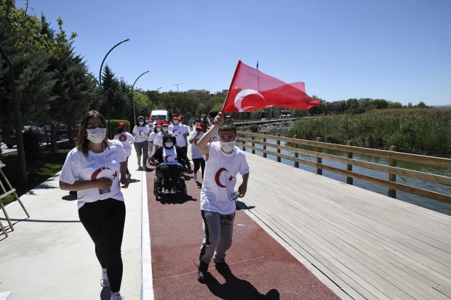 Engelli öğrencilerden 19 Mayıs bayrak koşusu