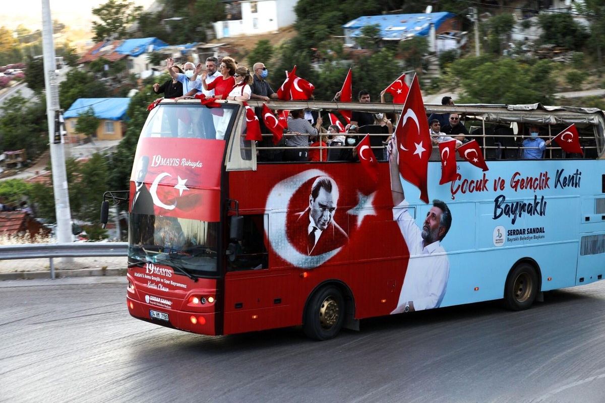 Bayraklı\'da 19 Mayıs coşkusu mahallelerde yaşandı