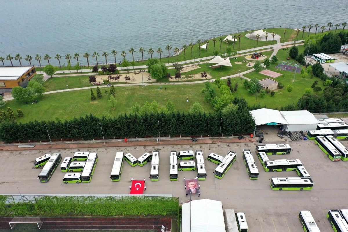 Belediye halk otobüsleri 19 Mayıs\'ı koreografi ile kutladı