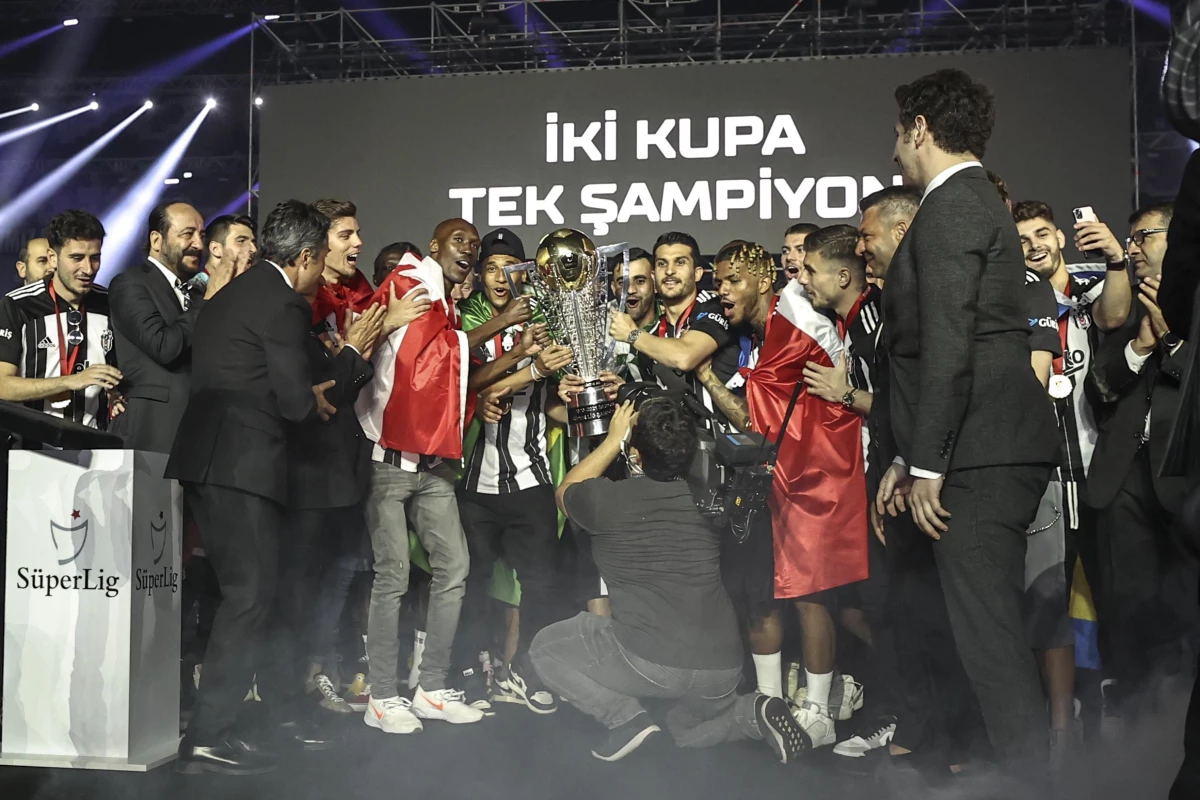 Beşiktaş şampiyonluk kupasını aldı