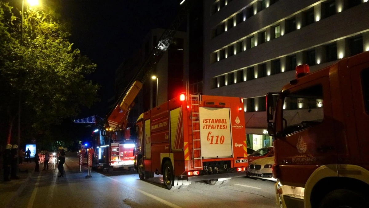 Son dakika haberi... Beyoğlu\'nda lüks otelin çatısında korkutan yangın