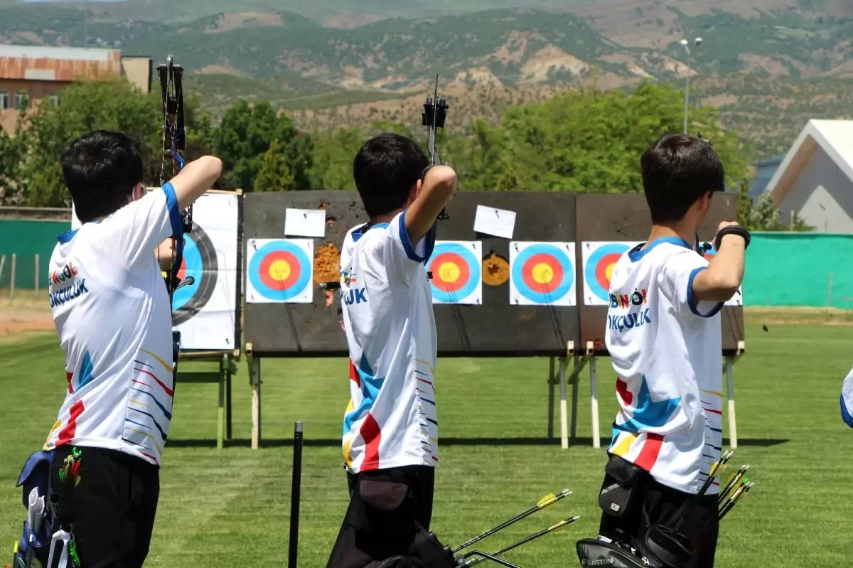 Bingöl\'de okçular 19 Mayıs etkinliklerinde yarıştı